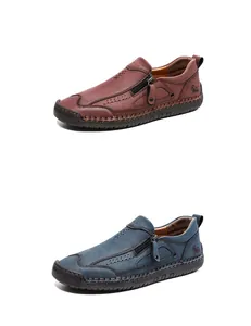 Detailansicht der handgenähten Leder-Loafer mit Reißverschluss und Logoprägung