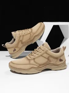 Detail von handgefertigten Khaki-Leder-Loafern mit feinen Nähten und Gummisohle