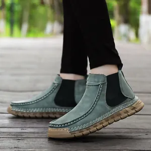 Detail van handgestikte contrastnaden en duurzame rubberen zool op casual outdoorschoenen