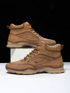 Détail de bottes en cuir PU marron foncé avec logo latéral et semelles antidérapantes