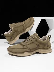 Detailaufnahme der khakifarbenen Wildleder-Loafer mit Doppelnähten und Gummisohle