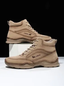 Détail de bottes de travail kaki en cuir PU pour hommes avec logo LDECK et couture latérale