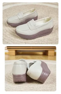 Dettaglio di mocassino platform in pelle beige con spessa suola a zeppa viola antiscivolo