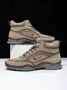 Détail de la botte en cuir PU marron avec logo LDECK et semelle en caoutchouc durable