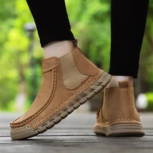 Gedetailleerd zijaanzicht van bruine suède loafers met elastiek en rubberen zool
