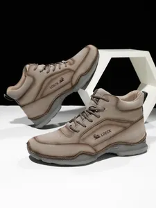 Vue détaillée de bottines marron en daim pour hommes avec semelles crantées antidérapantes