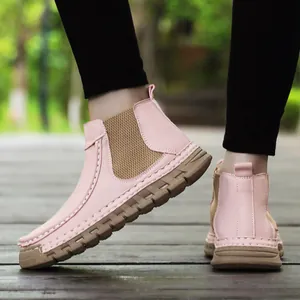 Detail van roze leren Chelsea-boots met elastische band en dikke rubberen zool