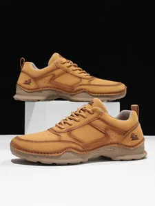 Detailansicht der kamelbraunen Freizeitschuhe mit Logo-Prägung und rutschfester Sohle