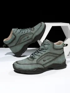 Vue latérale détaillée des bottes en cuir LDECK pour hommes avec coutures contrastées