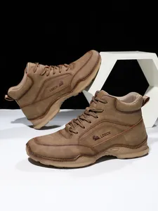 Détails de bottines homme en similicuir marron avec coutures à la main et lacets