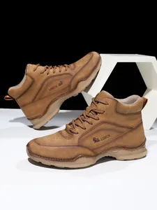 Vue détaillée de bottines en similicuir marron pour homme avec semelle en caoutchouc antidérapante