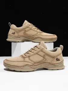 Detail eines khaki-farbenen Freizeitschuhs mit rutschfester Gummisohle und Logo