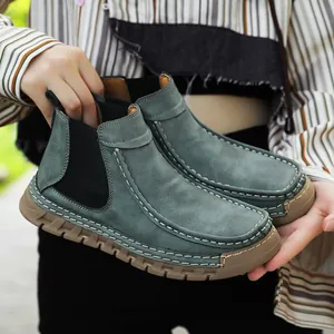 Donkergroene suède Chelsea-boots voor dames met dikke rubberen zool en witte stiksels