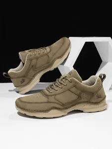 Detail eines braunen Wildleder-Slippers für Herren mit rutschfester Gummisohle