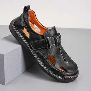 Detalle de sandalia de cuero para hombre con forro naranja y costuras de contraste