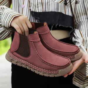 Handgemaakte instappers voor dames in wijnrood leer voor de lente en herfst met stiksels