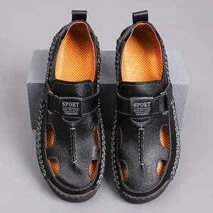Detalle de sandalias de senderismo de cuero para hombre con plantilla naranja antideslizante