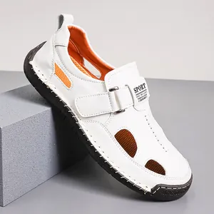 Detalle de sandalias de cuero blanco para hombre con cortes transpirables y toques naranja