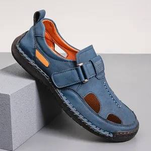 Detalle de costuras artesanales y mallas de ventilación en sandalias deportivas azul marino