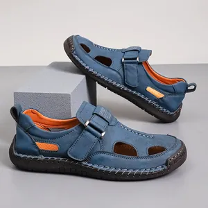 Detalle de sandalias de senderismo para hombre en cuero con puntera reforzada y aberturas