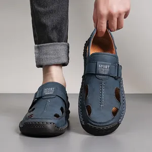 Detalle de sandalias azules para hombre con costura artesanal y cierre de velcro
