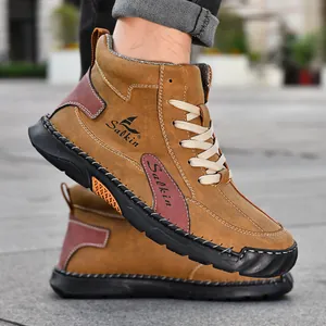 Vue détaillée de bottines en cuir marron avec surpiqûres blanches et semelle en gomme