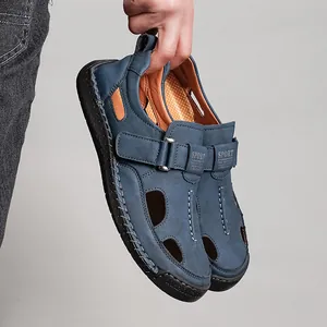 Detalle de sandalia deportiva de cuero azul marino con forro naranja y cierre de velcro