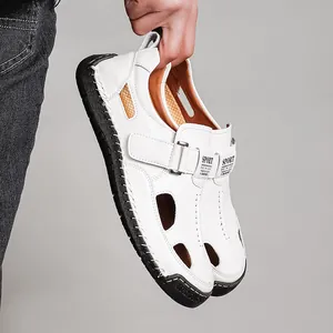 Detalle de sandalias de cuero blanco para hombre con aberturas transpirables y cierre velcro