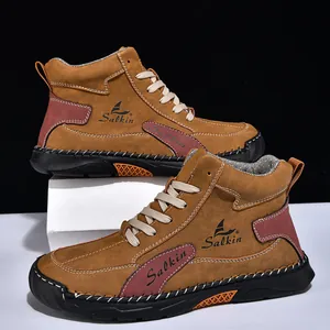 Détail de bottes en daim pour hommes avec semelles antidérapantes et logo Salkin