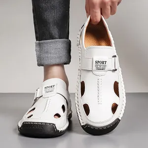 Detalle de sandalias de cuero blanco para hombre con costuras a mano y suela de goma estable
