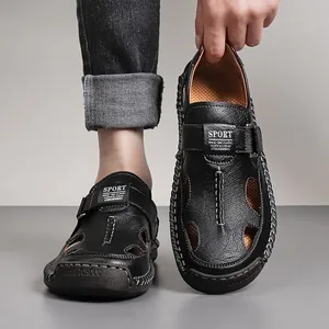 Detalle de sandalias de cuero para hombre con calados y suela de goma duradera