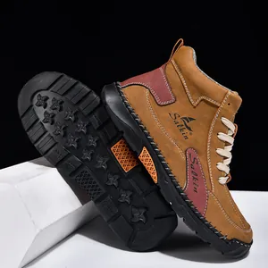 Gros plan de la semelle antidérapante en caoutchouc des bottes de randonnée jaunes