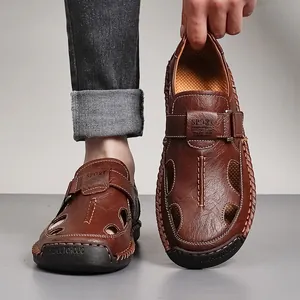 Sandalias de cuero marrón para hombre con perforaciones y suela blanda antideslizante