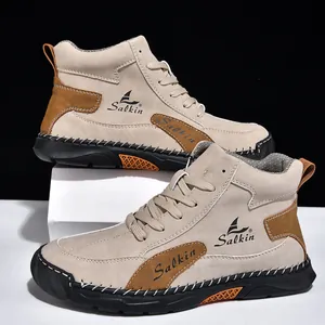 Détail de bottines pour hommes en daim kaki avec semelle en caoutchouc antidérapante