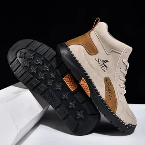 Détail de bottines en daim kaki avec surpiqûres blanches et semelles épaisses en gomme
