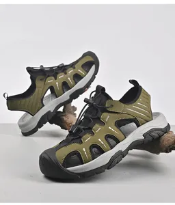 Nahaufnahme der olivgrünen Herren-Trekkingsandalen mit Zehenschutz und Anti-Rutsch-Sohle