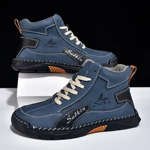 Détail de bottines en daim bleu avec coutures contrastées et semelle en caoutchouc robuste