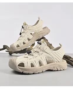Detailansicht der beigefarbenen Outdoor-Leder-Sandalen mit atmungsaktivem Design und Zehenschutz
