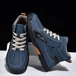 Vue détaillée de la texture du cuir nubuck bleu-gris et des coutures faites à la main