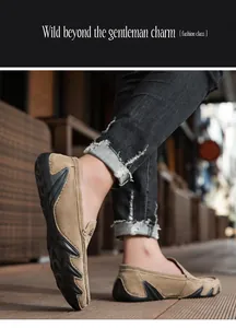 Gros plan détaillé de mocassins en daim kaki pour hommes avec semelle en caoutchouc antidérapante