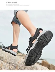 Dynamische Outdoor-Ansicht von Herren-Leder-Sandalen mit rutschfester Sohle auf Felsen