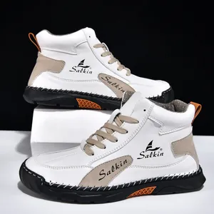 Gros plan détaillé de chaussures montantes blanches pour hommes avec logo Salkin et mesh orange