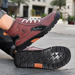 Détail de bottines d'extérieur bordeaux avec coutures main et semelle en caoutchouc
