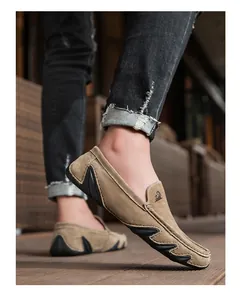Gros plan de mocassins en daim kaki montrant la semelle à picots et les coutures de qualité