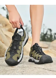 Makro-Detail der atmungsaktiven Leder-Trekkingsandalen mit elastischem Kordelzug
