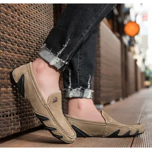 Détail de mocassins en daim kaki avec semelles en caoutchouc et logo de gazelle sur le côté