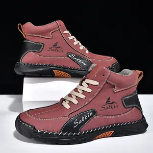 Détail de bottines en nubuck bordeaux avec semelle en caoutchouc antidérapante et logo Salkin