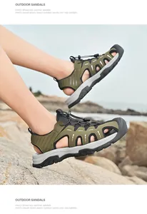 Detailansicht der Herren Leder-Sandalen mit Schnellverschlusssystem am felsigen Strand