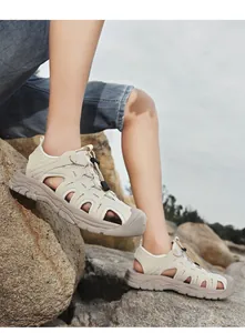 Nahaufnahme der beigen Leder-Outdoor-Sandalen für Herren mit atmungsaktivem Design und Gummisohle