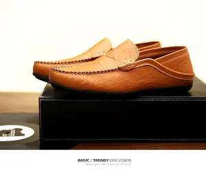 Nahaufnahme brauner Leder-Loafer mit handgefertigter Mokassin-Naht und Vintage-Struktur